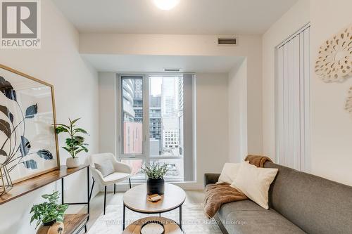 609 - 8 Widmer Street, Toronto, ON - Indoor Photo Showing Living Room