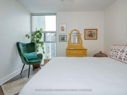 2803-40 Homewood Ave, Toronto, ON - Indoor Photo Showing Bedroom