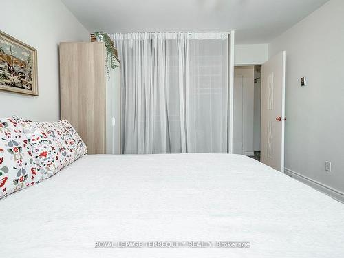 2803-40 Homewood Ave, Toronto, ON - Indoor Photo Showing Bedroom