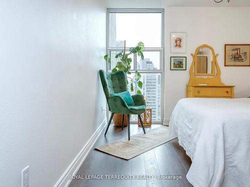 2803-40 Homewood Ave, Toronto, ON - Indoor Photo Showing Bedroom