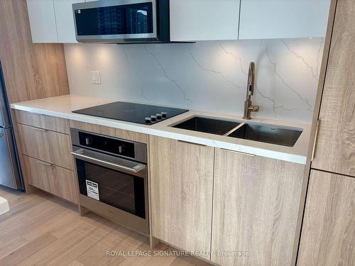 C512-8 Beverley Glen Blvd, Vaughan, ON - Indoor Photo Showing Kitchen With Double Sink