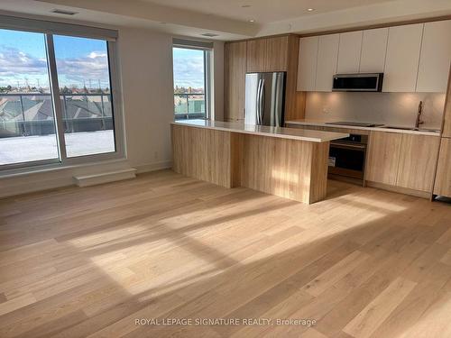 C512-8 Beverley Glen Blvd, Vaughan, ON - Indoor Photo Showing Kitchen