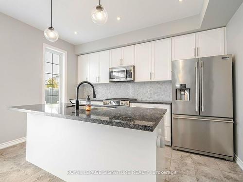 2 Hackett St, East Gwillimbury, ON - Indoor Photo Showing Kitchen With Upgraded Kitchen