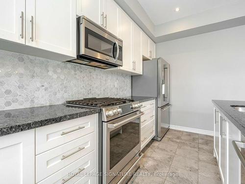 2 Hackett St, East Gwillimbury, ON - Indoor Photo Showing Kitchen With Upgraded Kitchen