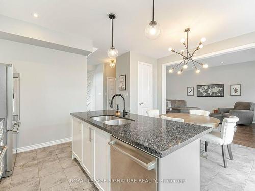 2 Hackett St, East Gwillimbury, ON - Indoor Photo Showing Kitchen With Double Sink With Upgraded Kitchen