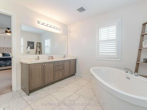 2 Hackett St, East Gwillimbury, ON - Indoor Photo Showing Bathroom