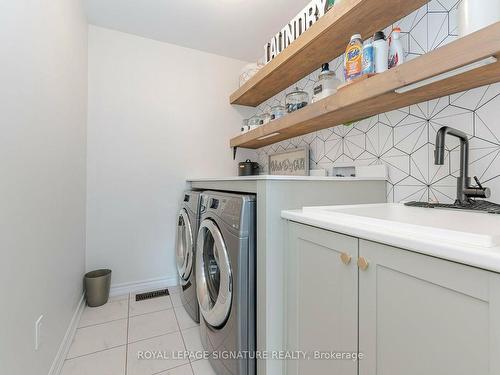 2 Hackett St, East Gwillimbury, ON - Indoor Photo Showing Laundry Room