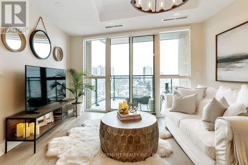 606 - 2060 Lakeshore Road, Burlington, ON - Indoor Photo Showing Living Room