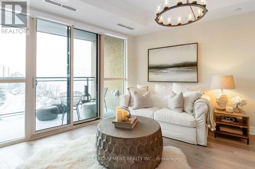 606 - 2060 Lakeshore Road, Burlington, ON - Indoor Photo Showing Living Room