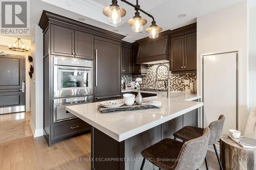 606 - 2060 Lakeshore Road, Burlington, ON - Indoor Photo Showing Kitchen With Upgraded Kitchen