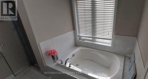 810 Herman Way, Milton, ON - Indoor Photo Showing Bathroom