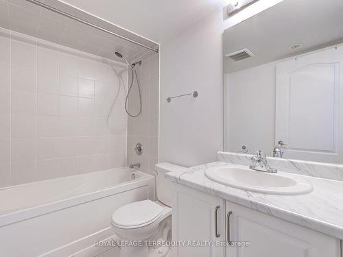 116-11 Applewood Lane, Toronto, ON - Indoor Photo Showing Bathroom