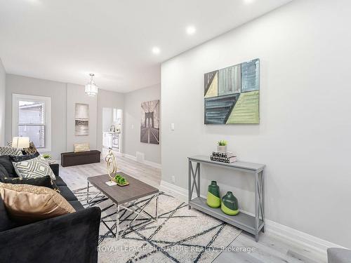 24 Keith St, Hamilton, ON - Indoor Photo Showing Living Room