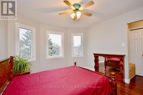 1916 Applewood Avenue, Innisfil, ON - Indoor Photo Showing Bedroom