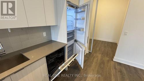 333 - 2485 Taunton Road, Oakville, ON - Indoor Photo Showing Kitchen