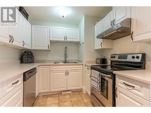 2714 Tranquille Road Unit# 23, Kamloops, BC - Indoor Photo Showing Kitchen With Double Sink