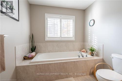 135 Kinsman Drive, Hamilton, ON - Indoor Photo Showing Bathroom