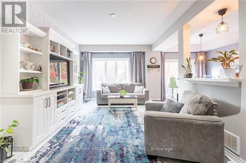 135 Kinsman Drive, Hamilton, ON - Indoor Photo Showing Living Room