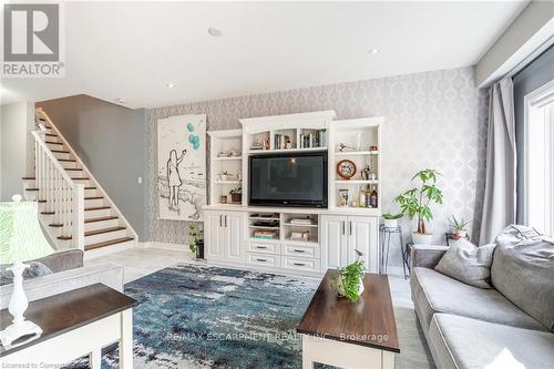 135 Kinsman Drive, Hamilton, ON - Indoor Photo Showing Living Room