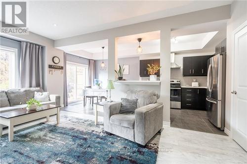 135 Kinsman Drive, Hamilton, ON - Indoor Photo Showing Living Room