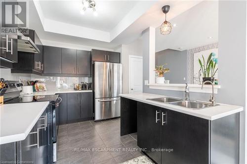 135 Kinsman Drive, Hamilton, ON - Indoor Photo Showing Kitchen With Double Sink With Upgraded Kitchen