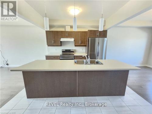 62 Summersides Boulevard, Pelham (662 - Fonthill), ON - Indoor Photo Showing Kitchen With Double Sink