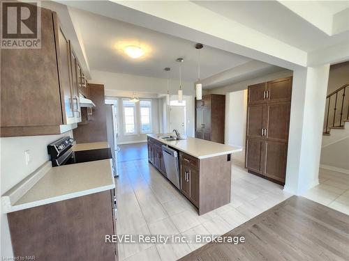 62 Summersides Boulevard, Pelham (662 - Fonthill), ON - Indoor Photo Showing Kitchen With Double Sink