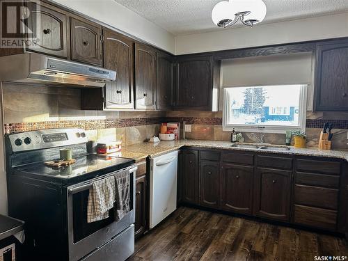 342 28Th Street, Battleford, SK - Indoor Photo Showing Kitchen With Double Sink