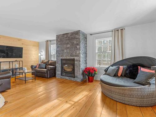 Salon - 1562 Ch. De La Petite-France, Noyan, QC - Indoor Photo Showing Living Room With Fireplace