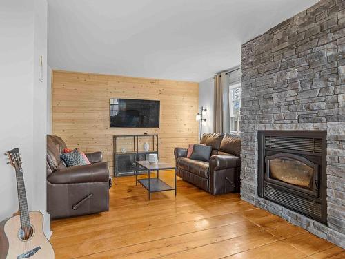 Salon - 1562 Ch. De La Petite-France, Noyan, QC - Indoor Photo Showing Living Room With Fireplace