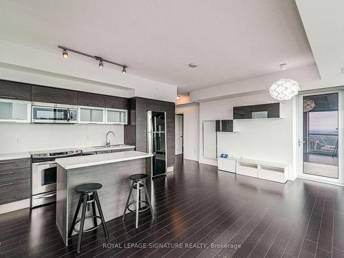 4210-386 Yonge St, Toronto, ON - Indoor Photo Showing Kitchen