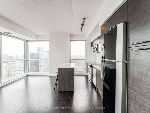 4210-386 Yonge St, Toronto, ON - Indoor Photo Showing Kitchen