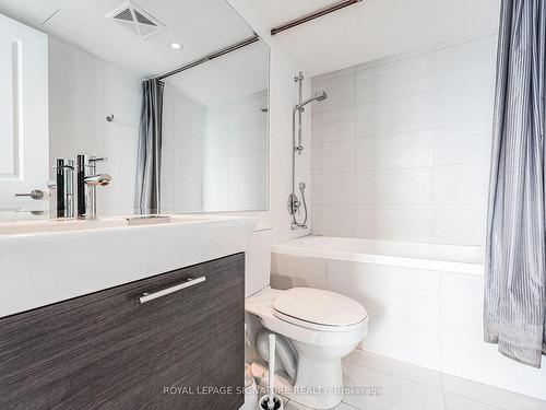 4210-386 Yonge St, Toronto, ON - Indoor Photo Showing Bathroom