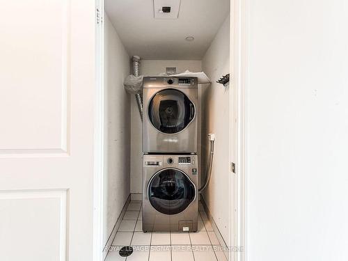 4210-386 Yonge St, Toronto, ON - Indoor Photo Showing Laundry Room