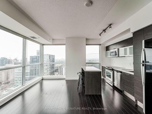 4210-386 Yonge St, Toronto, ON - Indoor Photo Showing Kitchen