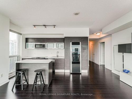 4210-386 Yonge St, Toronto, ON - Indoor Photo Showing Kitchen