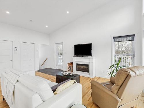 Salon - 3 Ch. Des Bouleaux, Blue Sea, QC - Indoor Photo Showing Living Room With Fireplace