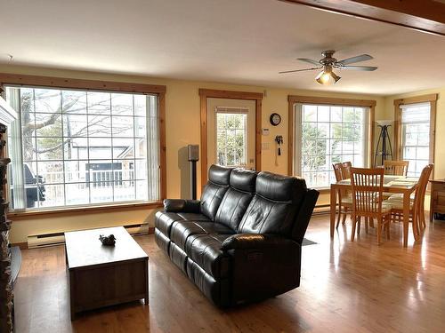 Living room - 33 Ch. Larochelle, Saint-Claude, QC - Indoor Photo Showing Living Room