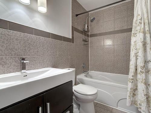 Salle de bains - 323 Rue Des Vosges, Laval (Vimont), QC - Indoor Photo Showing Bathroom