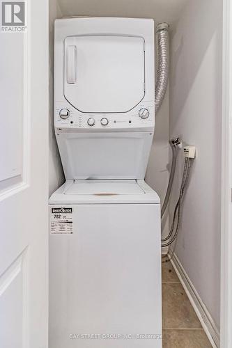 813 - 2885 Bayview Avenue, Toronto, ON - Indoor Photo Showing Laundry Room