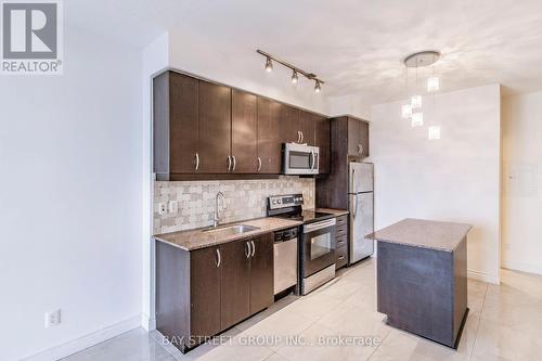 813 - 2885 Bayview Avenue, Toronto, ON - Indoor Photo Showing Kitchen