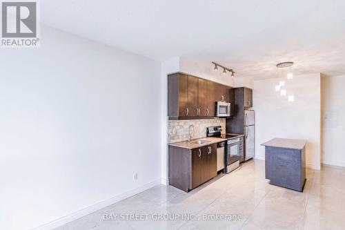 813 - 2885 Bayview Avenue, Toronto, ON - Indoor Photo Showing Kitchen