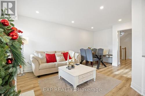 465 Bartholomew Drive, Newmarket, ON - Indoor Photo Showing Living Room