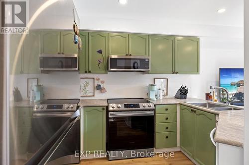 465 Bartholomew Drive, Newmarket, ON - Indoor Photo Showing Kitchen With Stainless Steel Kitchen With Double Sink