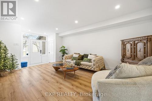 465 Bartholomew Drive, Newmarket, ON - Indoor Photo Showing Living Room