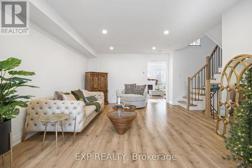 465 Bartholomew Drive, Newmarket, ON - Indoor Photo Showing Living Room