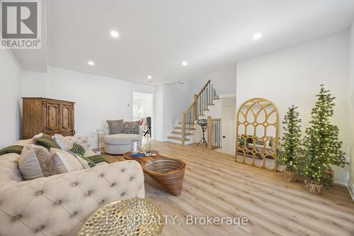 465 Bartholomew Drive, Newmarket, ON - Indoor Photo Showing Living Room