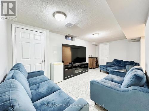 3931 Stoneham Way, Mississauga, ON - Indoor Photo Showing Living Room