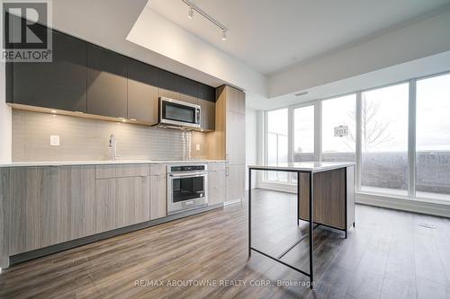 105 - 220 Missinnihe Way, Mississauga, ON - Indoor Photo Showing Kitchen With Upgraded Kitchen