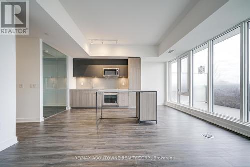 105 - 220 Missinnihe Way, Mississauga, ON - Indoor Photo Showing Kitchen